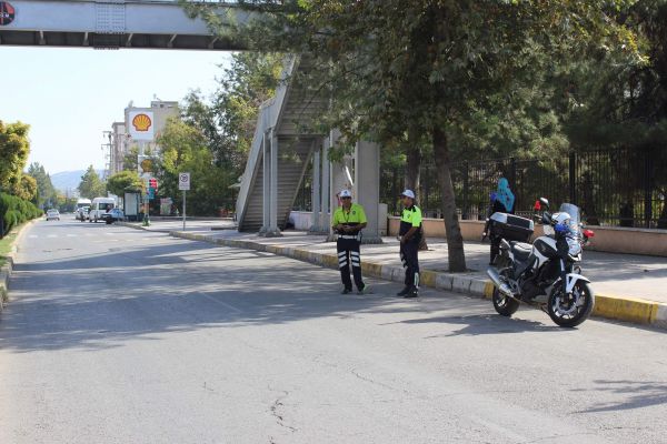 Cumhuriyet İlkokulu’nun Önü Parklardan Temizlendi