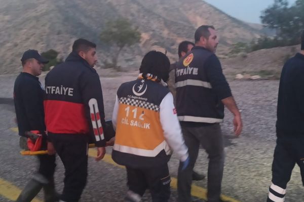 Dağda mahsur kalan 3 kişi kurtarıldı