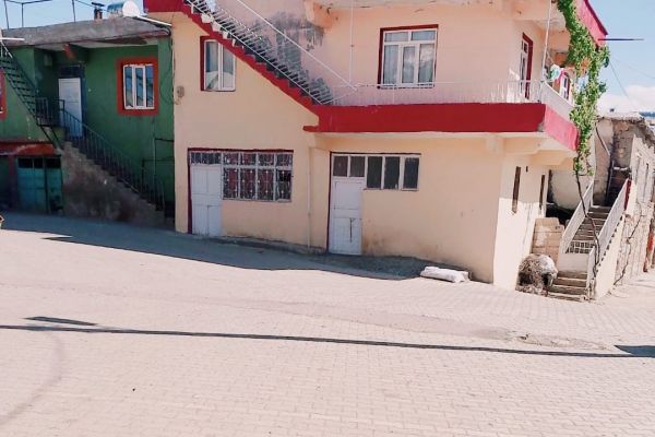 Damdan düşen kadın ağır yaralandı