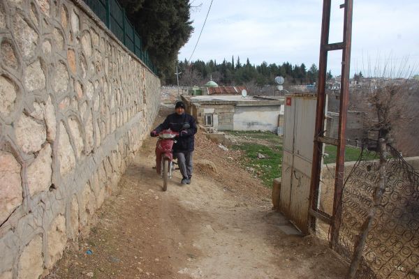 Dar Sokaktan Yayalar Bile Zorlukla Geçiyor