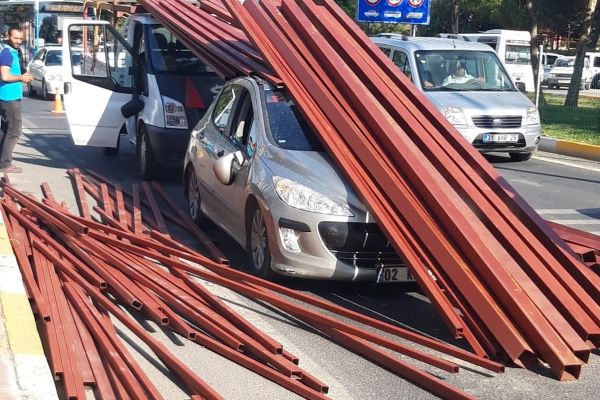 Demir profiller otomobilin üzerine düştü