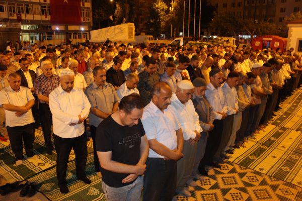 Demokrasi nöbeti tutan vatandaşlar meydanlarda namaz kıldı