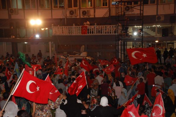 Demokrasi nöbetinde vatandaşlar meydanı boş bırakmıyor