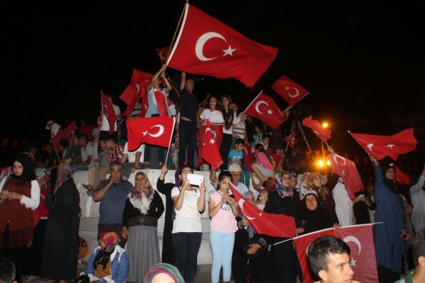 Demokrasi nöbetinin ikinci gününde meydanlar dolup taştı