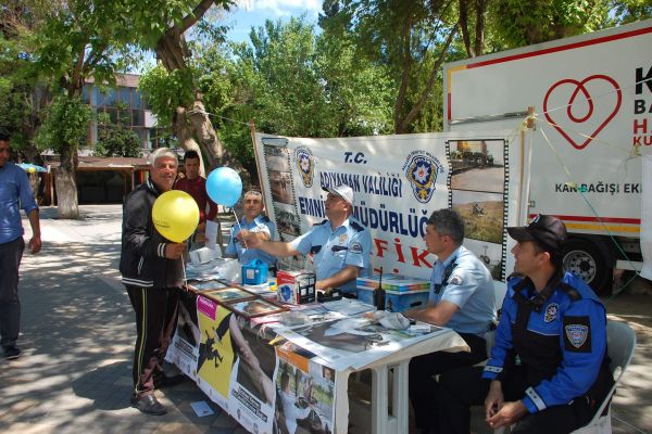 DEMOKRASİ PARKINDA TRAFİK BİLGİLENDİRME STANDI AÇILDI