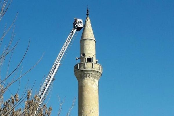 Depremde hasar gören cami minarelerine müdahale edildi
