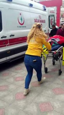 Depremde yaralananlar hastanelere kaldırılıyor