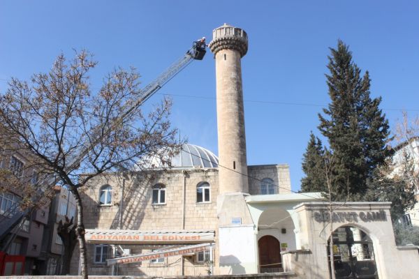 Depremde zarar gören minarenin şerefesi yıkıldı