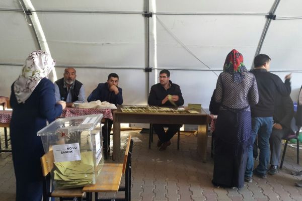 Depremzedeler çadırlarda oy kullandı