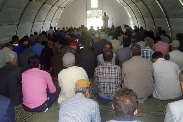 Depremzedeler cuma namazını çadırlarda kıldı