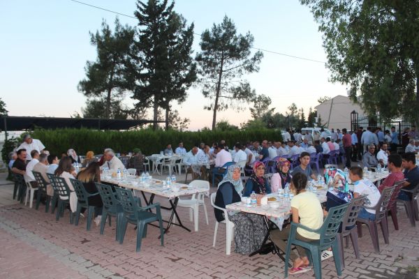 Depremzedeler ile mülteciler birlikte iftar açtı