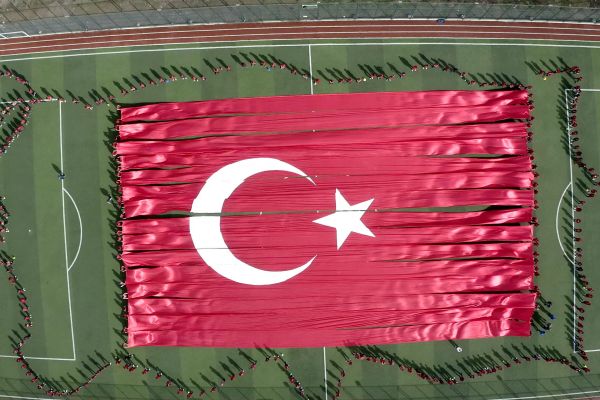 Dev Türk bayrağı ve Türkiye haritasıyla askere selam