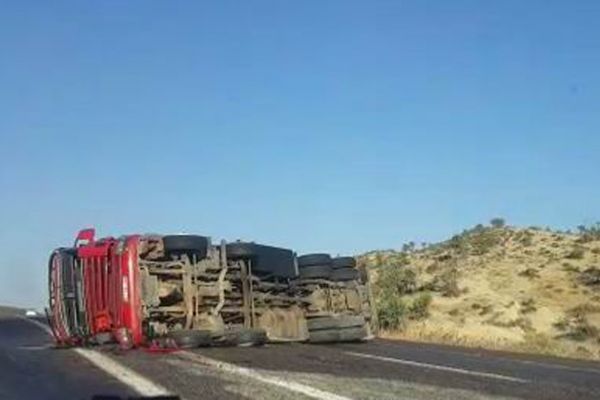 Devrilen yakıt tankerinden tonlarca mazot yola aktı