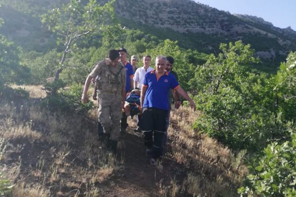 Doğa yürüyüşüne çıkan şahıs kayalıklardan düştü