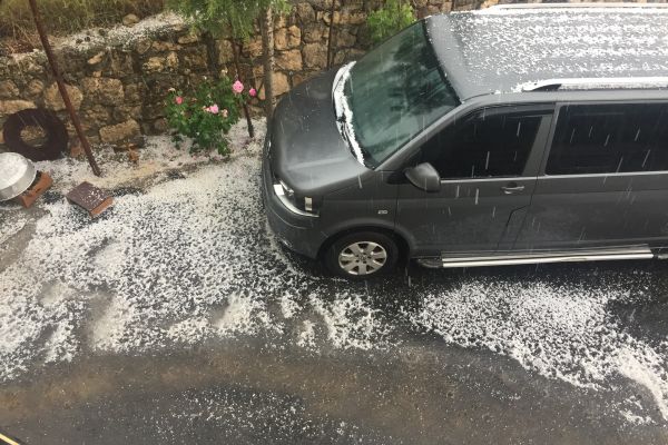 Dolu yağışı bahçelere ve ekinlere zarar verdi