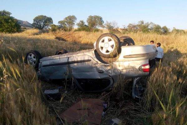 DÖRT TAKLA ATAN OTOMOBİL TARLAYA UÇTU