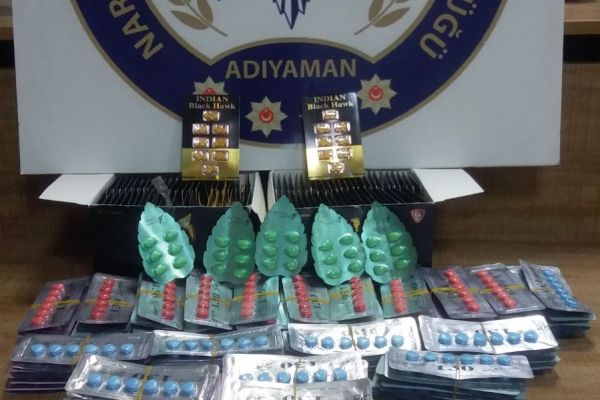 Durdurulan şüpheli araçtan uyuşturucu hap çıktı