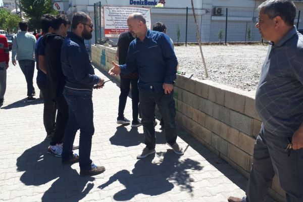 Duvar boyayan gençler polisi harekete geçirdi