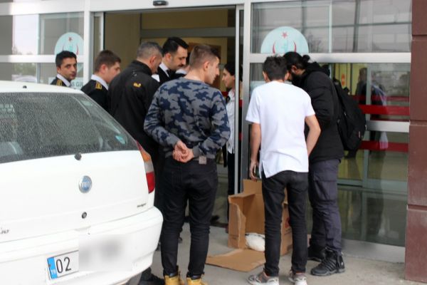 Duyarlı genç, yolda bulduğu yaralı kazı hastaneye getirdi