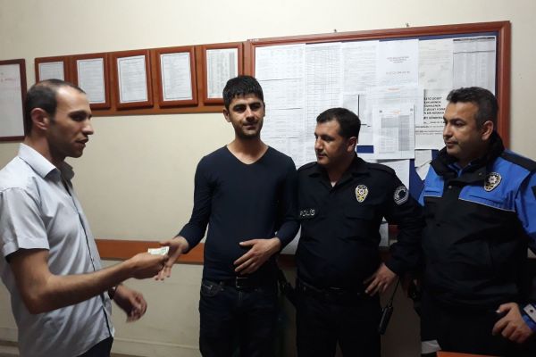 Duyarlı vatandaş ATM’de bulduğu parayı polise teslim etti
