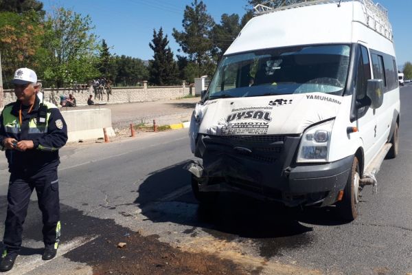 Ehliyetsiz sürücünün kullandığı minibüs tankere çarptı: 4 yaralı