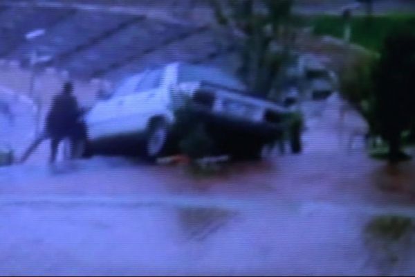 El freni çekilmeyen araç hareket etti, sürücü peşinden koşturdu