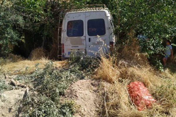 El freni çekilmeyen minibüs dereye uçtu