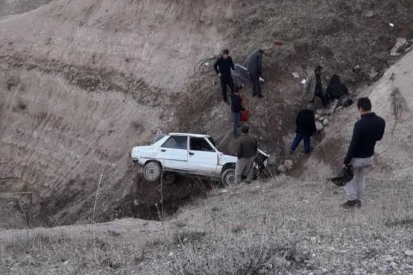 El freni çekilmeyen otomobil şarampole yuvarlandı