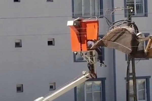 Elektrik akımına kapılan işçi yaralandı