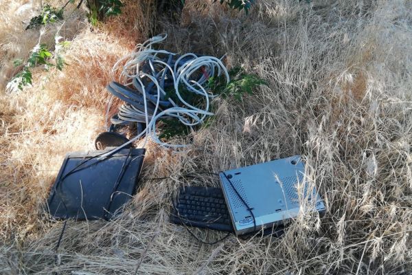 Elektrik direğinden kablo çalarken yakalandı