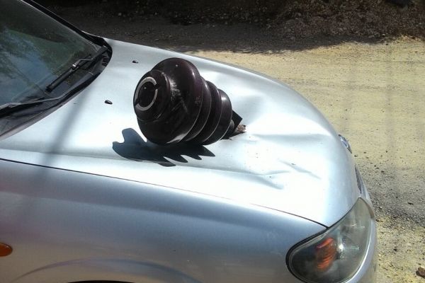 Elektrik izolatörü otomobilin motor kaputuna saplandı