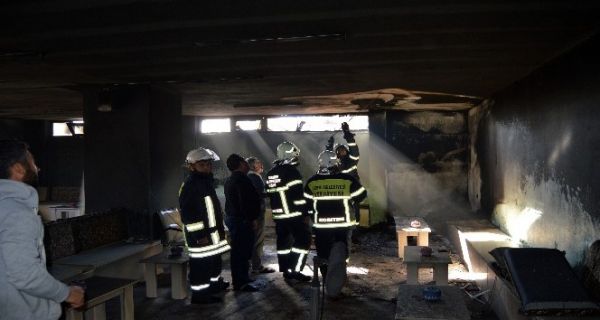 Elektrik kontağından çıkan kıvılcım taziye evini yaktı