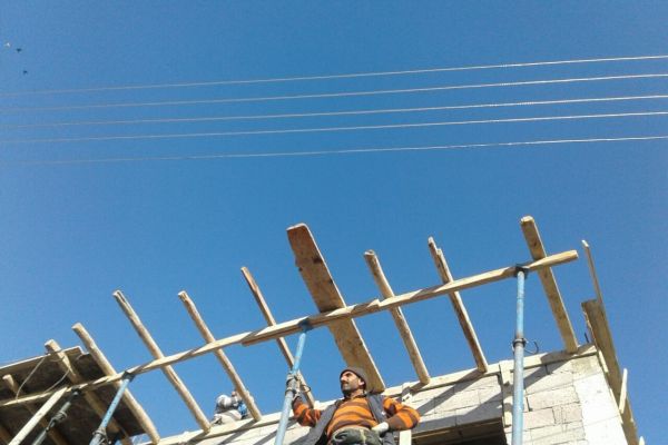 Elektrik telleri nedeniyle evini yapamıyor