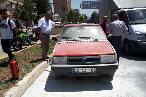 Emniyet müdürlüğü önünde yanan otomobile polis müdahale etti