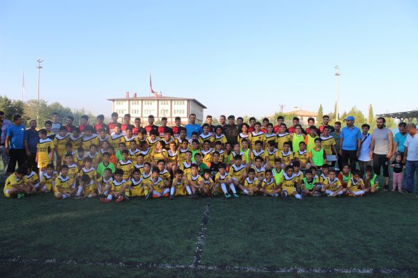 Emniyet Müdürü Alper’den sporcu çocuklara sürpriz