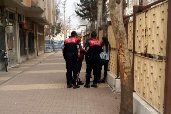 Emniyetin yanında gezinen şüpheli kadın polisi harekete geçirdi