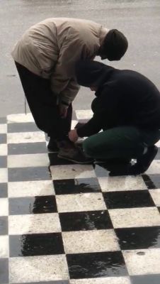 Engelli adam bağlayamayınca eğilip ayakkabı bağcıklarını bağladı