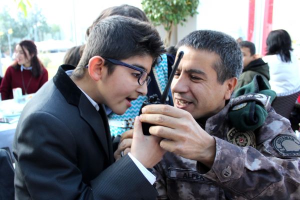 Engelli çocuk polis telsizinden anons yaptı