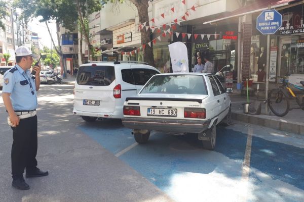 Engelli park yerine araç park eden sürücülere işlem yapılıyor