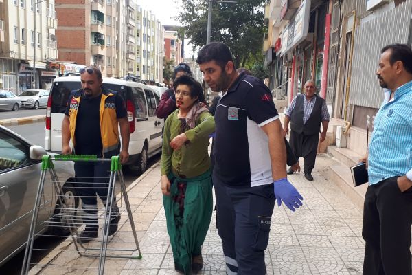 Engelli şahıs engelli kız kardeşinin boynunu kesti 