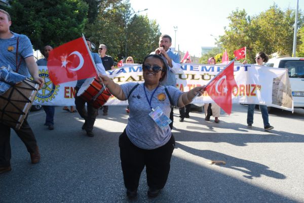 Engelliler davul ve zurnalar eşliğinde yürüdü