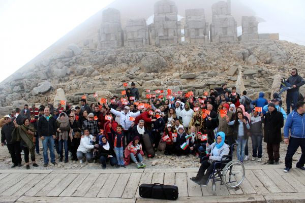 ENGELLİLER NEMRUT DAĞI’NA ÇIKMAK İÇİN ENGEL TANIMADI