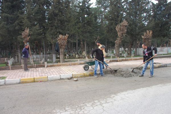 ESKİ MEZARLIK DUVARLARI YERİNE DEMİR KORKULUK YAPILIYOR