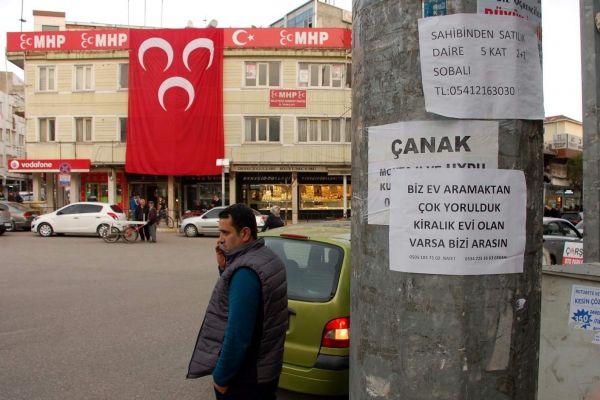 Ev Aramaktan Bıkınca Her Tarafa İlan Yapıştırdı