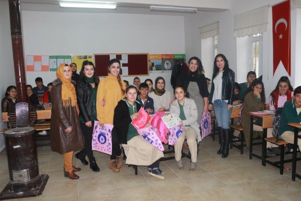 Ev kadınlarından köy okulundaki öğrencilere yardım