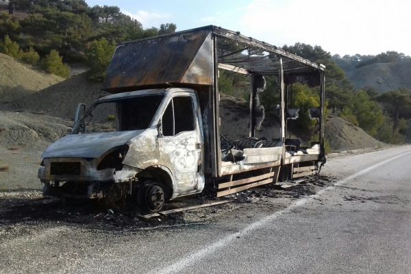 Ev malzemeleri yüklü kamyonet yandı