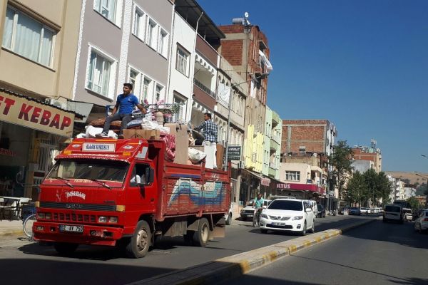 Ev taşırken canını tehlikeye attı