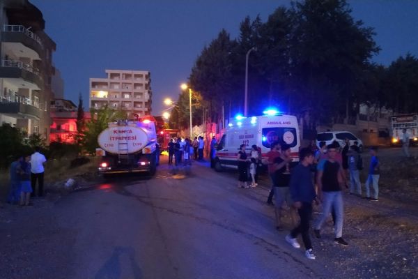 Ev yangınında 3 kişi dumandan etkilendi