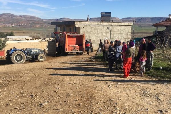 Ev yangınında 4 kişi dumandan etkilendi