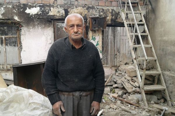 Evi yanan şahıs yardım bekliyor